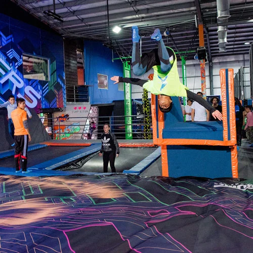 Vista de la atracción Airbed en Flyers Jump and Fun, un parque de trampolines en Tijuana, Mexicali y Ensenada.