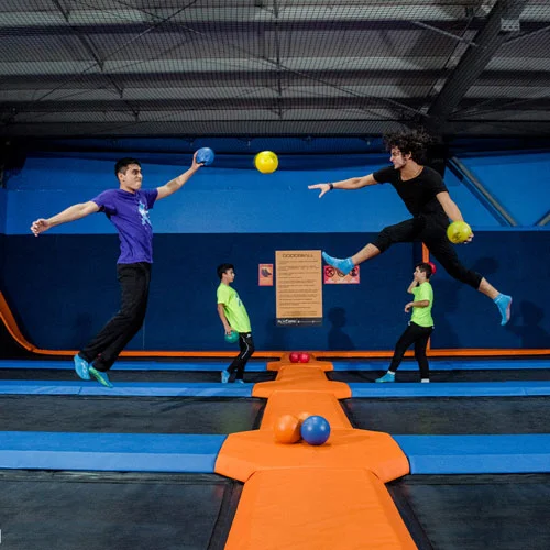 Vista de la atracción Dodgeball en Flyers Jump and Fun, un parque de trampolines en Tijuana, Mexicali y Ensenada.