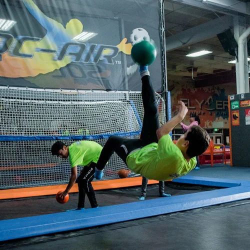 Vista de la atracción SOCC-AIR en Flyers Jump and Fun, un parque de trampolines en Tijuana, Mexicali y Ensenada