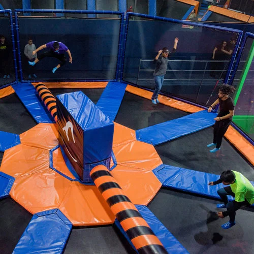 Vista de la atracción TOXIC en Flyers Jump and Fun, un parque de trampolines en Tijuana, Mexicali y Ensenada.