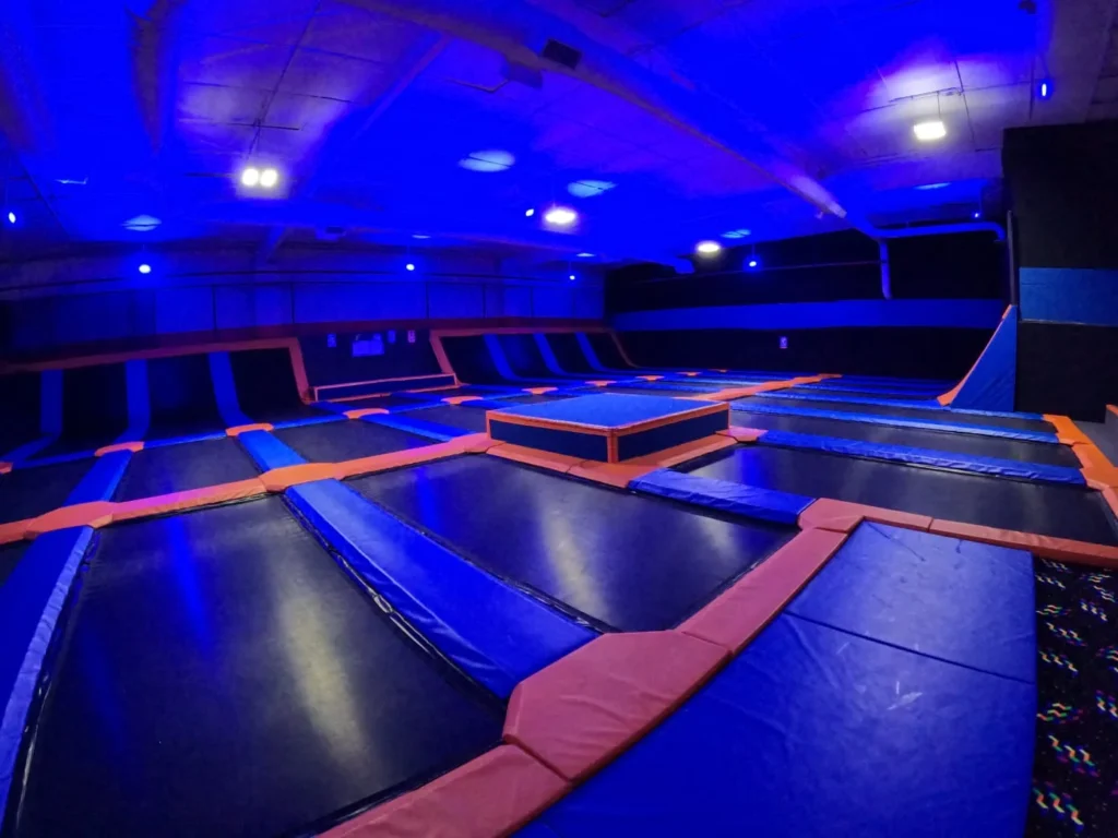 Área de salto libre en Flyers Jump and Fun, un parque de trampolines cubierto